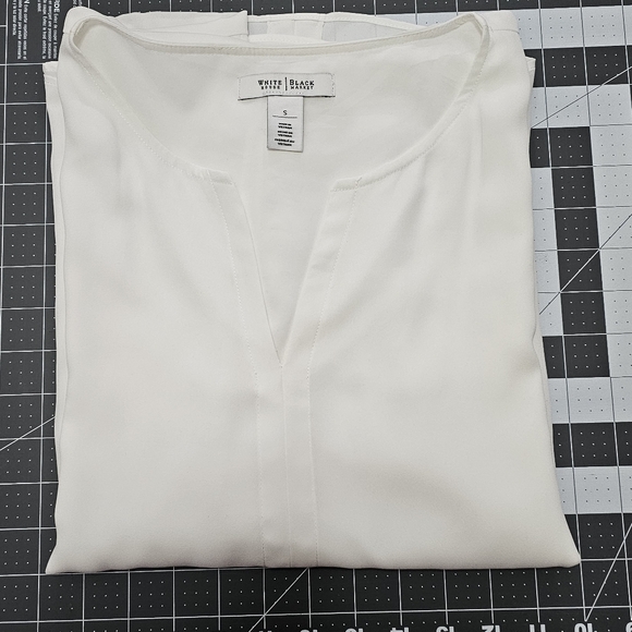 White Blouse size SMALL White House Black Market - Picture 8 of 10